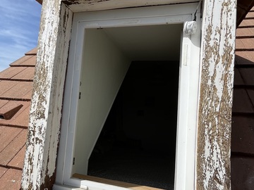 Couvreur à Othis - Remise en peinture des boiseries et des chiens-assis