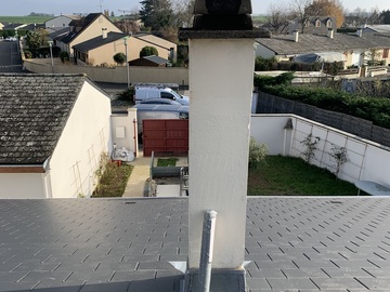 Enlèvement des mousses manuellement suivi d’un traitement de toiture secteur Champigny-sur-Marne