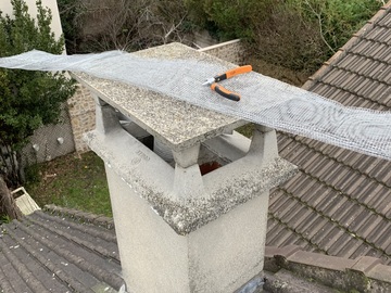 Pause et fourniture de grillage sur chapeau de cheminée, secteur Pavillons-Bous-Bois